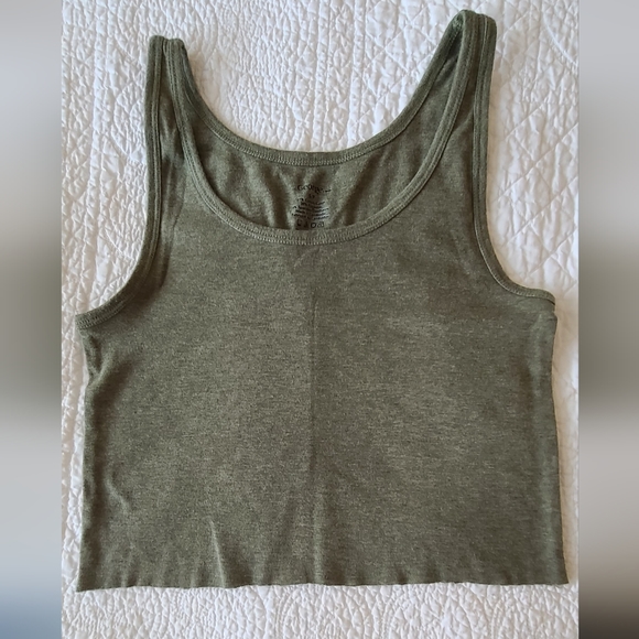 Cropped Tank Tops (4) - Picture 3 of 5